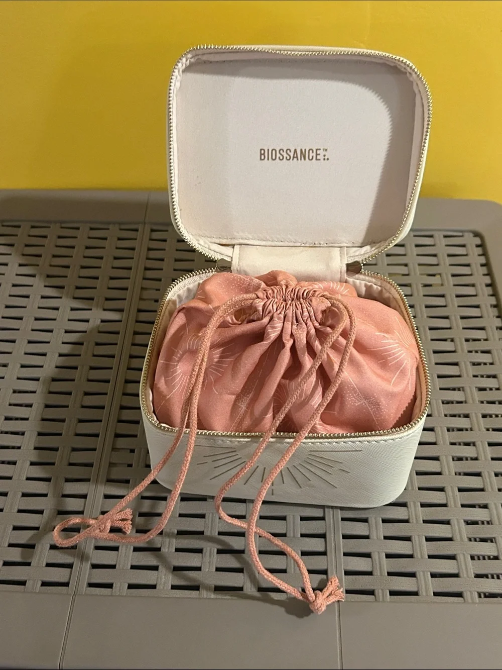 Biossance Travel Case w/ Pink Sunburst Drawstring Pouch Inside. NWOT